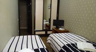 Мини-отель Egoiste Санкт-Петербург Стандартный двухместный номер с 2 отдельными кроватями и общей ванной комнатой-5